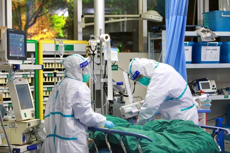 Equipe m&eacute;dica em trajes de prote&ccedil;&atilde;o trata paciente com pneumonia causada pelo novo coronav&iacute;rus no Hospital Zhongnan da Universidade de Wuhan, em Wuhan, prov&iacute;ncia de Hubei, China, 28/01/2020. China Daily via REUTERS