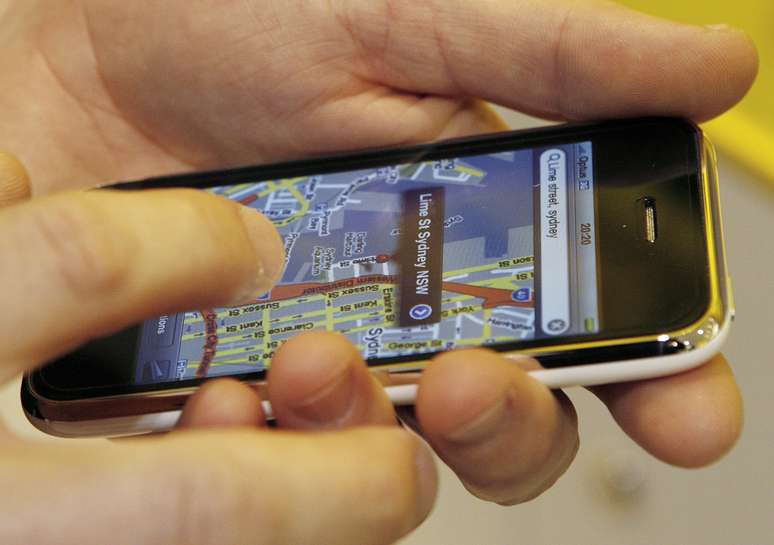 Homem confere informações de mapa em um iPhone. 10/7/2008. REUTERS/Daniel Munoz (AUSTRALIA) 