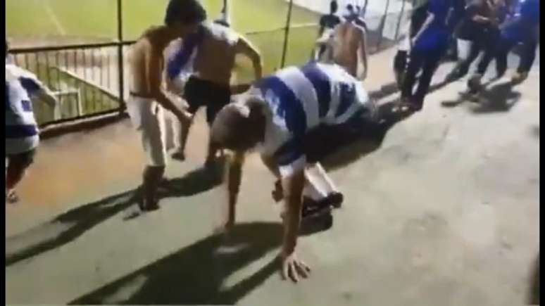 Torcida do Taubaté repete meme e comemora vitória com 'parkour' - Futebol -  Fera