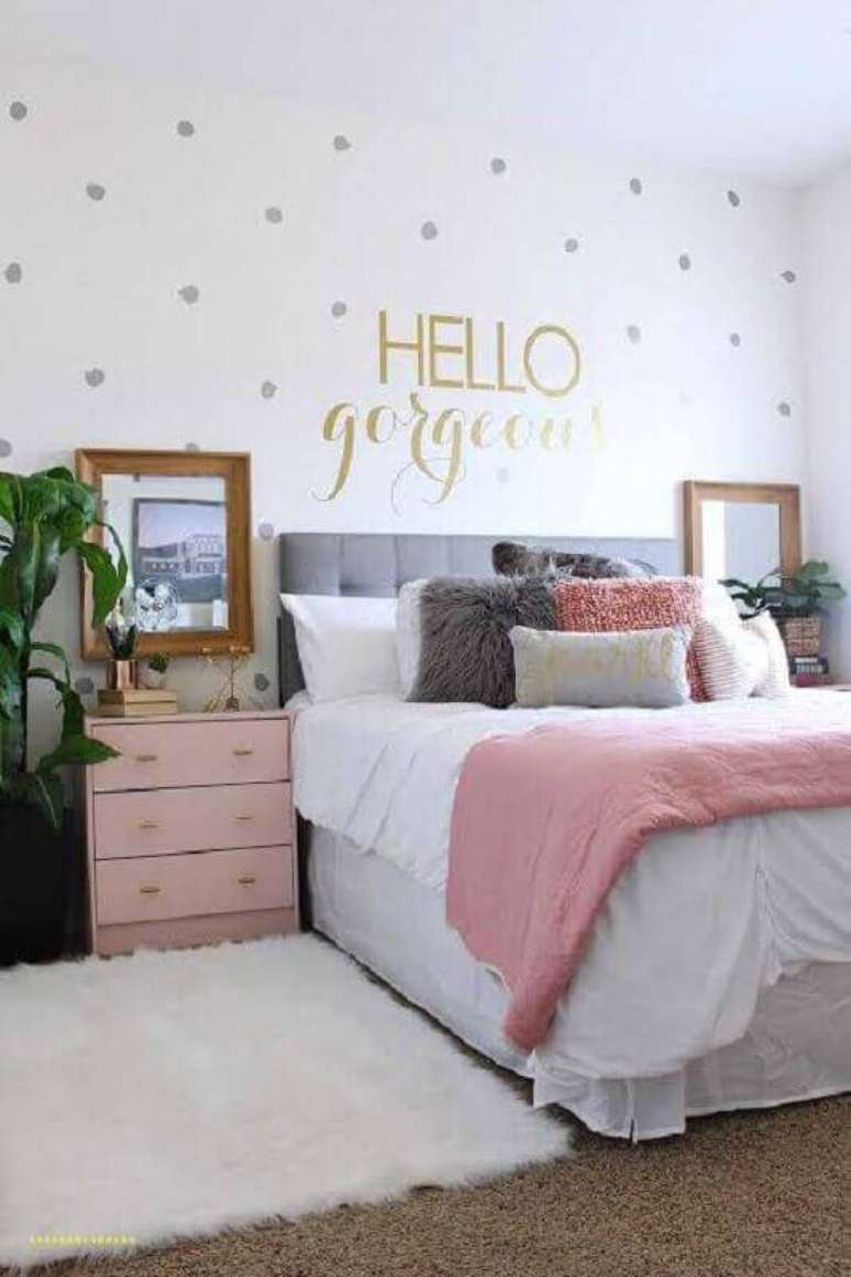 16. Decoração para quarto feminino decorado com papel de parede delicado e criado mudo rosa – Foto: Home Design Ideas