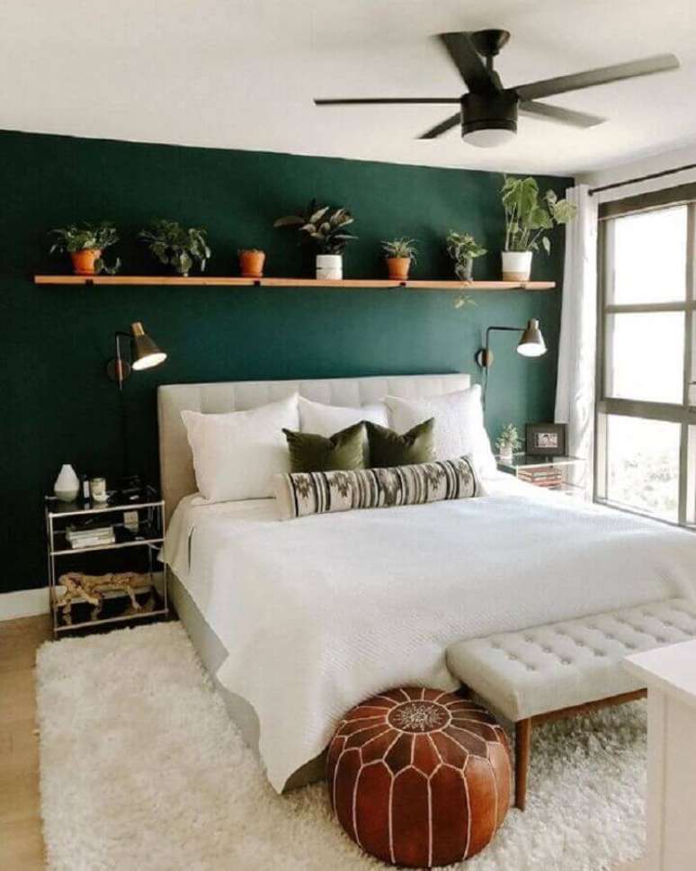 24. Modelos de quarto de casal simples com parede verde e prateleira de madeira cheia de vasinhos – Foto: Article