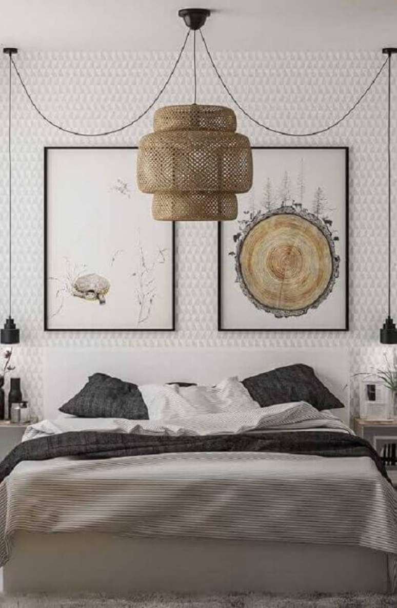 28. Quarto de casal moderno decorado com lustre grande e pendentes minimalistas ao lado da cama – Foto: Ideias Decor