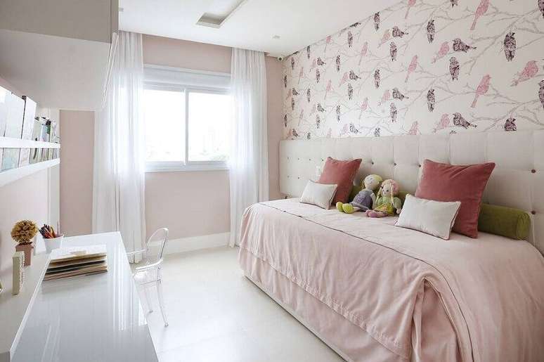 34. Delicada decorada para quarto feminino branco e rosa claro com papel de parede com estampa de passarinhos – Foto: Renata Popolo