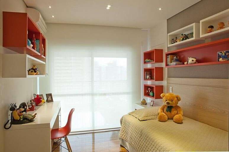 36. Modelos de quarto infantil decorado com nichos brancos e laranja – Foto: Patricia Kolanian Pasquini