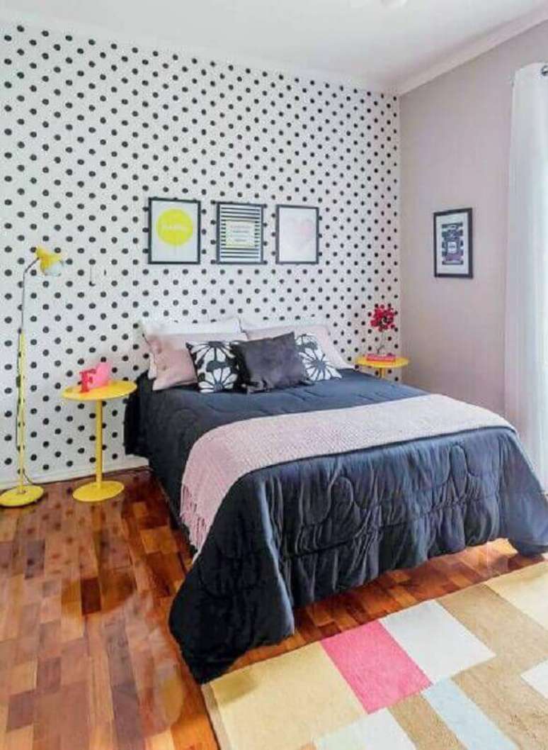 46. Modelos de quarto simples decorado com papel de parede de bolinhas – Foto: Minha Casa