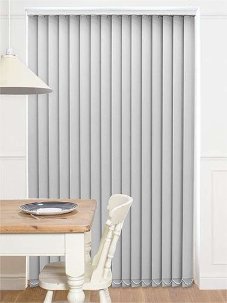 60. Persianas para sala de estar cinza com detalhes em branco &ndash; Via: Blinds