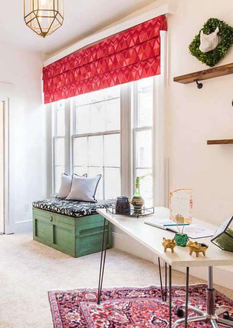 23. Persianas para sala de estar com detalhes em vermelho – Via: Decor Fácil