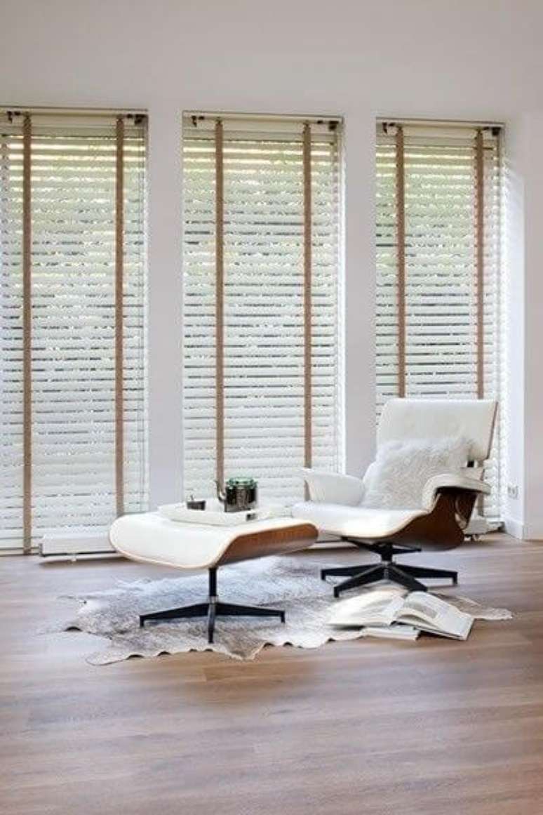 25. Persianas para sala de estar com poltrona confort&aacute;vel &ndash; Via: Pinterest