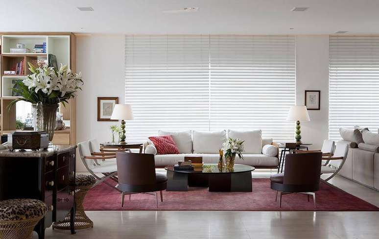 8. Persianas para sala de estar moderna &ndash; Projeto: Deborah Roig