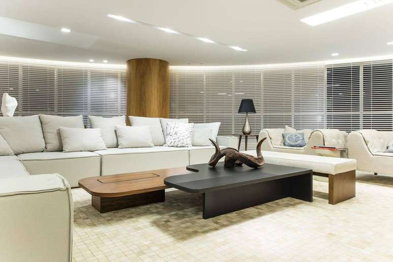 20. Persianas para sala elegante &ndash; Projeto: Renato Teles Arquitetura