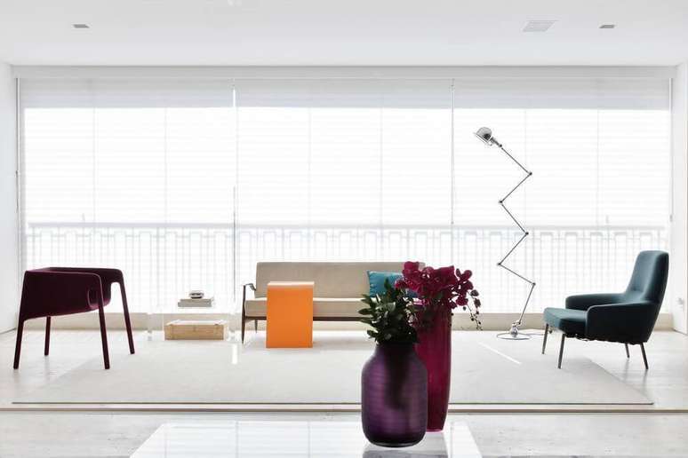 21. Persianas para sala de estar colorida – Projeto: Suite Arquitetura
