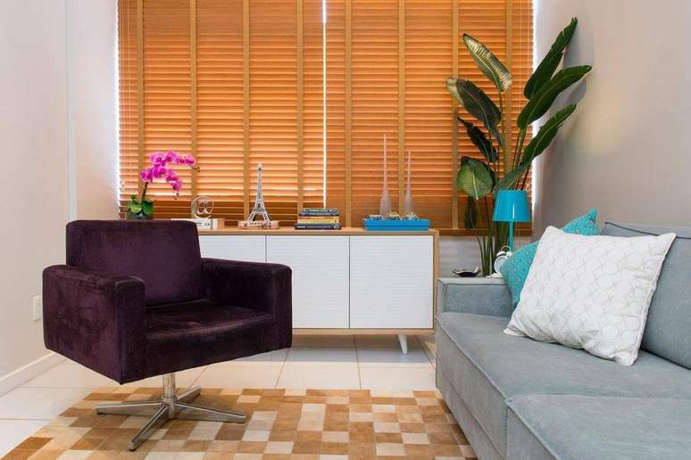 3. Persianas para sala de estar com poltrona roxa – Projeto: Marcelo Bastos