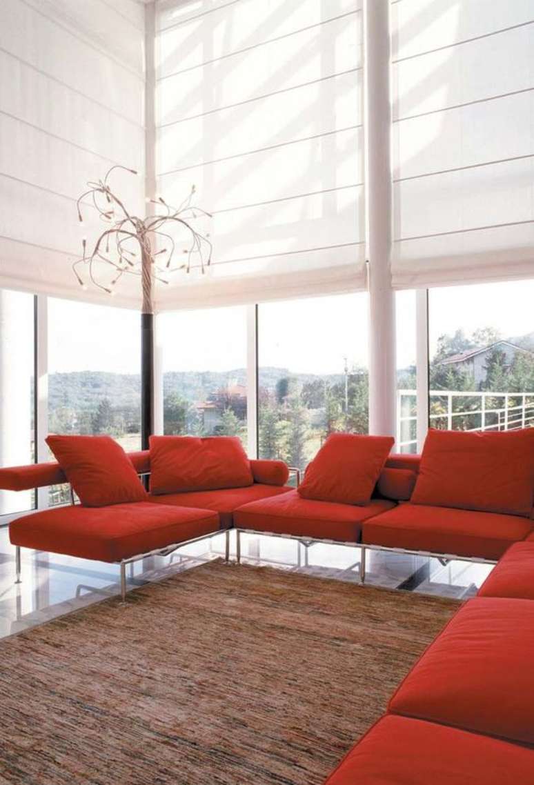 37. Persianas para sala de estar com sofá vermelho – Via: Pinterest