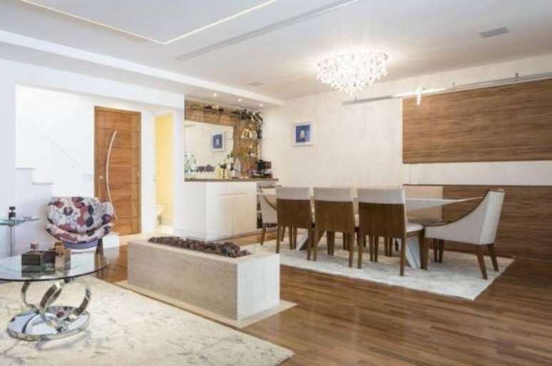 71. Lumin&aacute;ria de teto de lustre deu um charme para essa sala de jantar