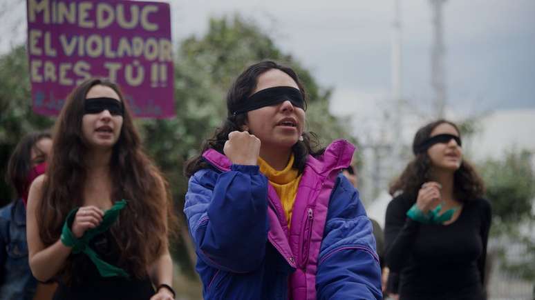 Ativistas realizaram um protesto pacífico do lado de fora do Ministério da Educação, em Quito, enquanto a audiência era realizada na Corte Interamericana