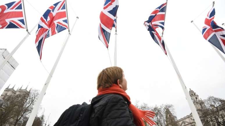 Bandeiras do Reino Unido foram colocadas no parlamento para marcar o dia do Brexit
