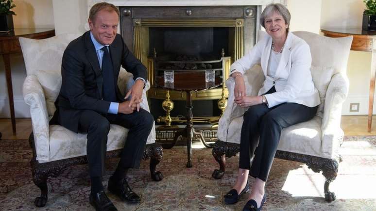 Theresa May (à direita) não conseguiu fechar um acordo de saída