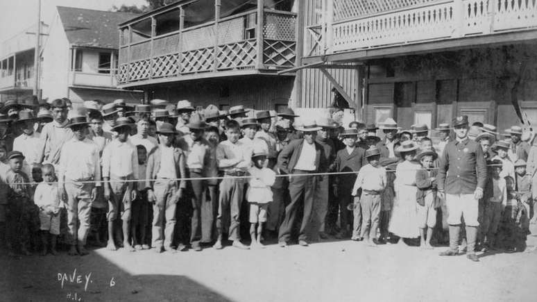 Quarentena na Chinatown de Honolulu, em 1899; 'a peste vive e se reproduz na imundície e, ao chegar em Chinatown, encontrou seu habitat' escreveu em documento da época o responsável pelo conselho de saúde do Havaí