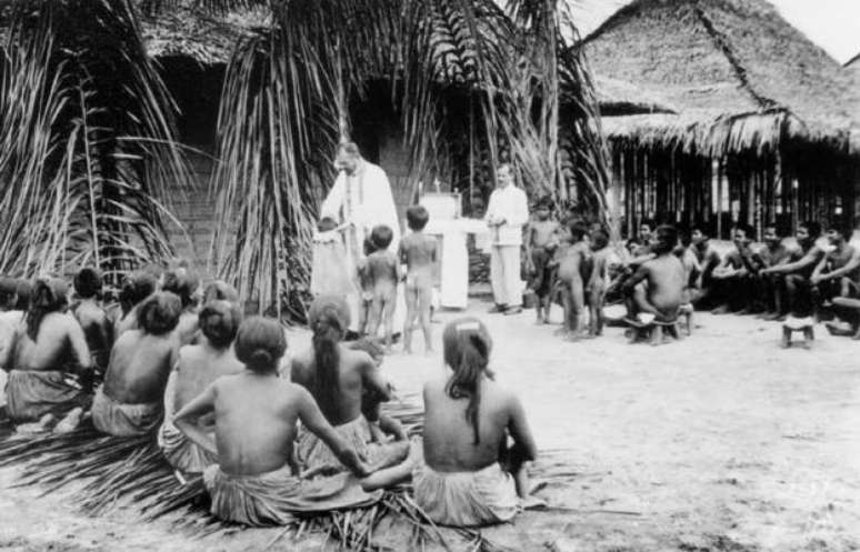 Padres salesianos no Alto Rio Negro, em 1914; ação dos religiosos difundiu o catolicismo entre povos indígenas da região