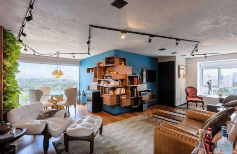 5. As lumin&aacute;rias de teto nos trilhos deixam esse apartamento ainda mais moderno