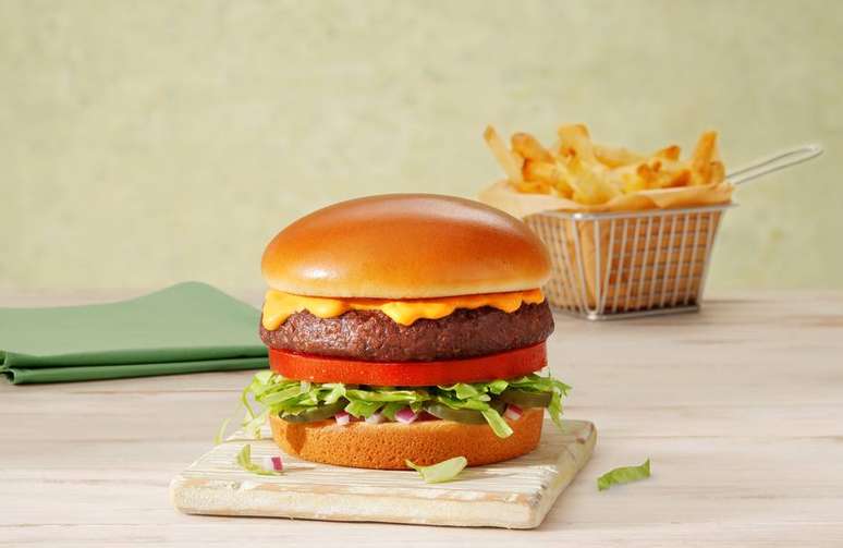 Novo hambúrguer 100% vegano do Outback vem com carne e molho tipo cheddar feitos com vegetais.