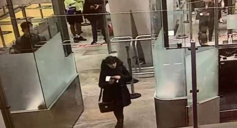 Estela viajou de São Paulo para o aeroporto de Barajas, em Madri, mas não tomou o voo de conexão para a casa da mãe, na Espanha. Polícia teria encontrado pertences da jovem no aeroporto