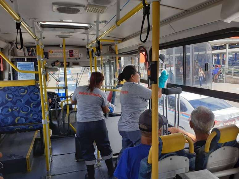 Os ônibus do transporte coletivo de Suzano, Poá e Ferraz de Vasconcelos, na Grande São Paulo, circulam com funcionários de limpeza, baldes e álcool gel para prevenir o coronavírus