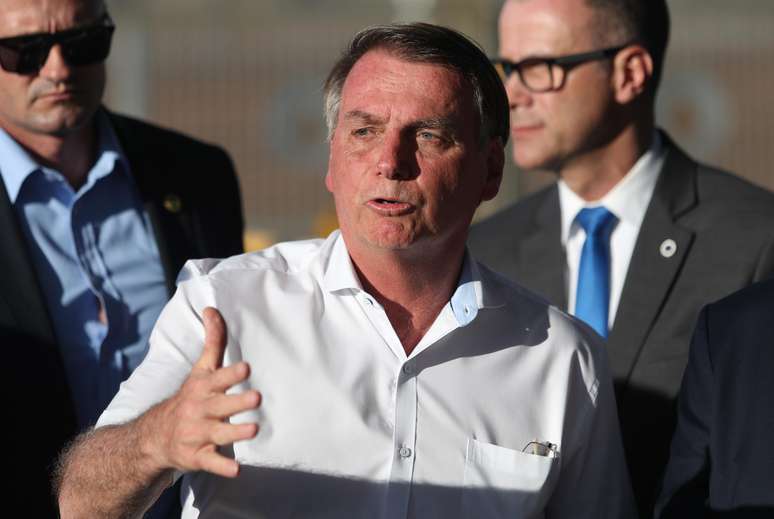 Bolsonaro fala com a imprensa do lado de fora do Palácio da Alvorada.