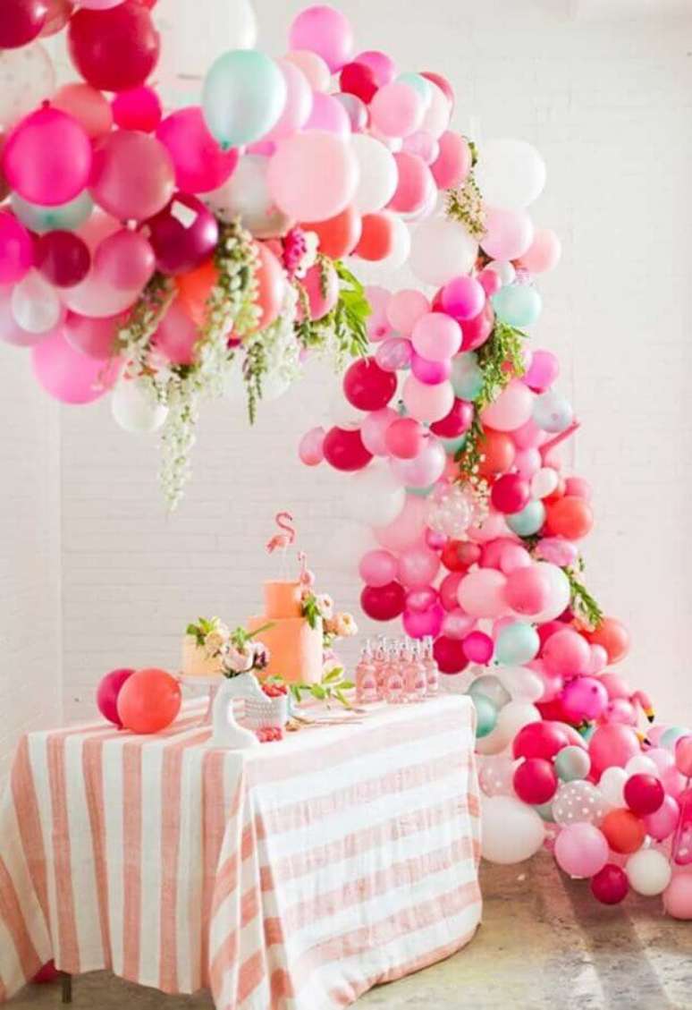 11. Invista em arranjos de balões com vários tons de rosa para a decoração de festa flamingo simples – Foto: Weddbook