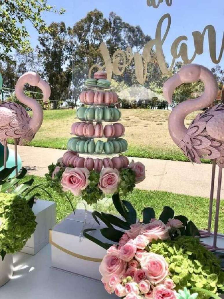12. Arranjo de rosas para decoração de festa flamingo ao ar livre – Foto: Catch My Party