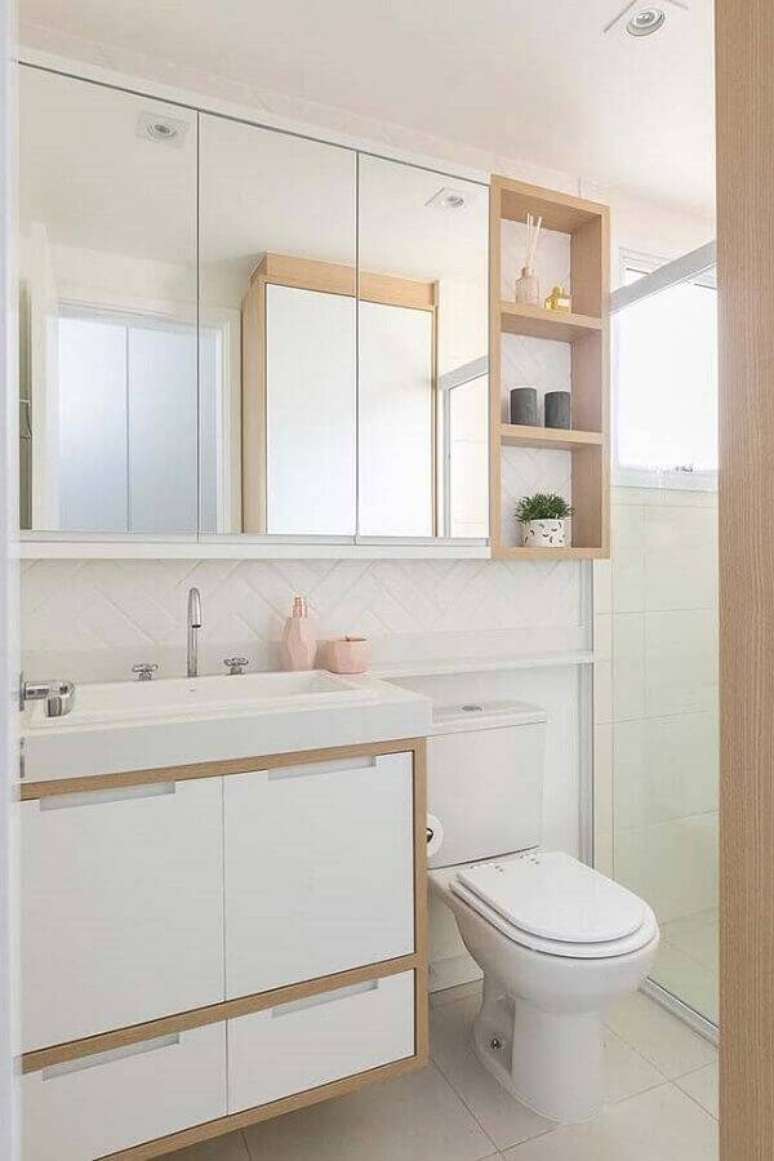 11. Detalhes em madeira são ótimos para deixar o banheiro pequeno planejado mais aconchegante – Foto: Pinterest