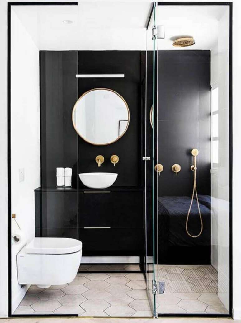 12. Decoração moderna para banheiro pequeno planejado branco e preto com detalhes em dourado – Foto: Apartment Therapy