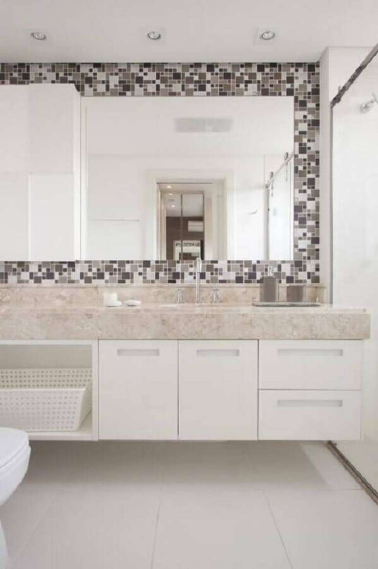 16. Banheiro pequeno planejado decorado com pastilhas ao redor de espelho – Foto: Sartori Design