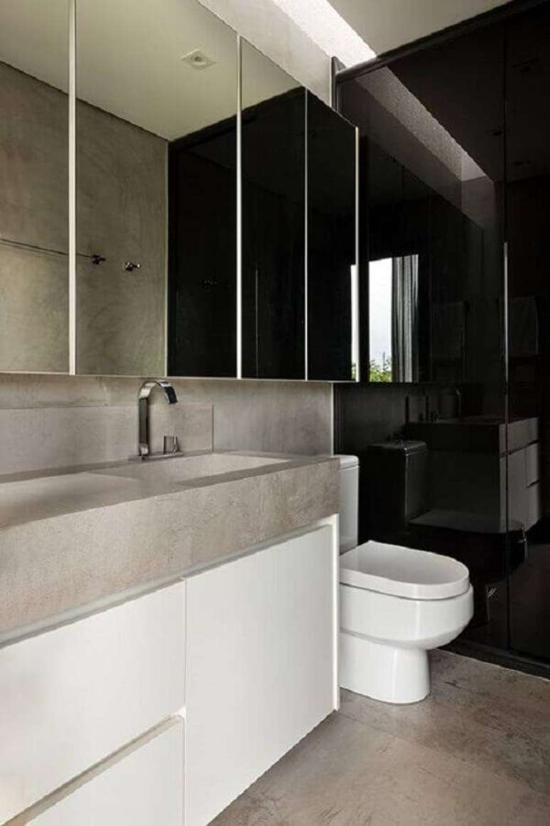 18. Banheiro pequeno planejado com vestimento preto – Foto: SAINZ – Arquitetura