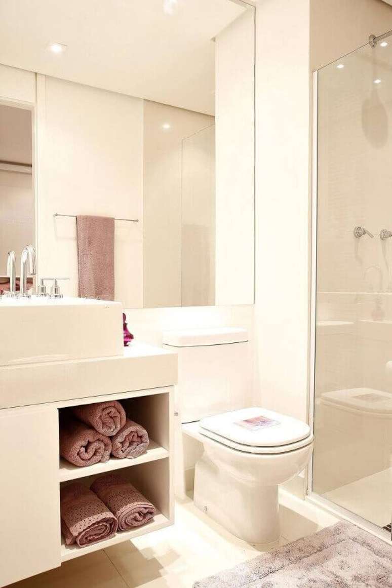 2. Decoração clean para banheiro pequeno planejado todo branco – Foto: BY Arq&Design