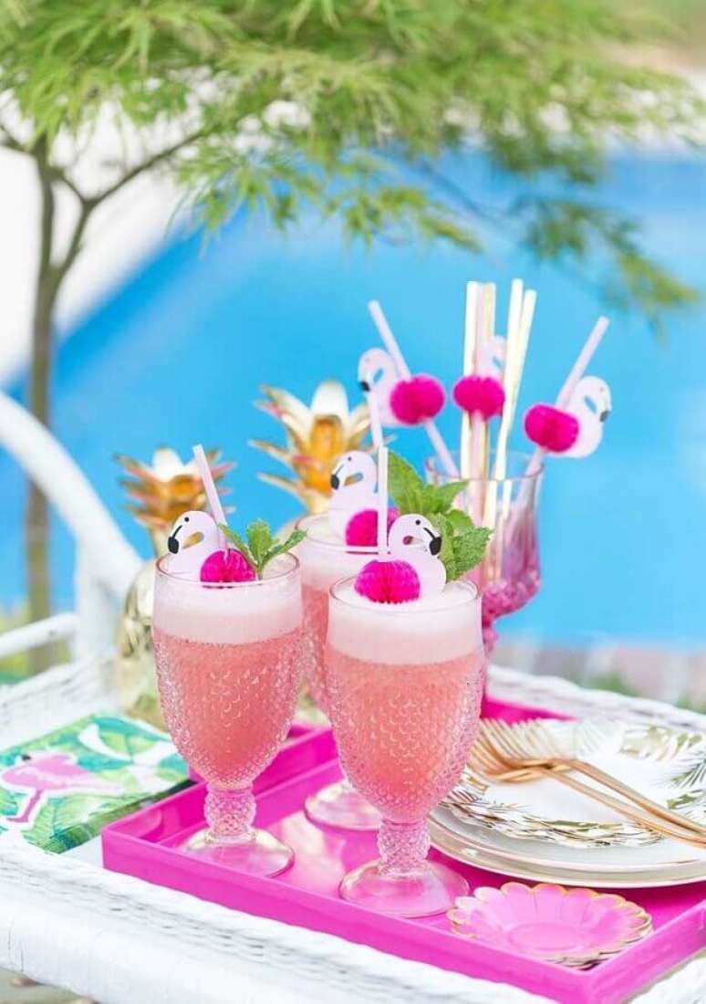 13. Bebidas personalizadas deixam a festa flamingo tropical muito mais divertida – Foto: A Minha Festinha