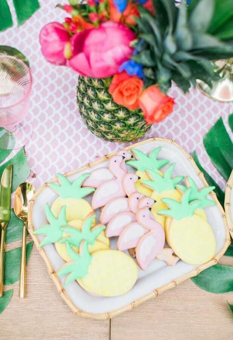 15. Ideias para decoração com biscoitos personalizados para festa flamingo e abacaxi – Foto: Style Me Pretty