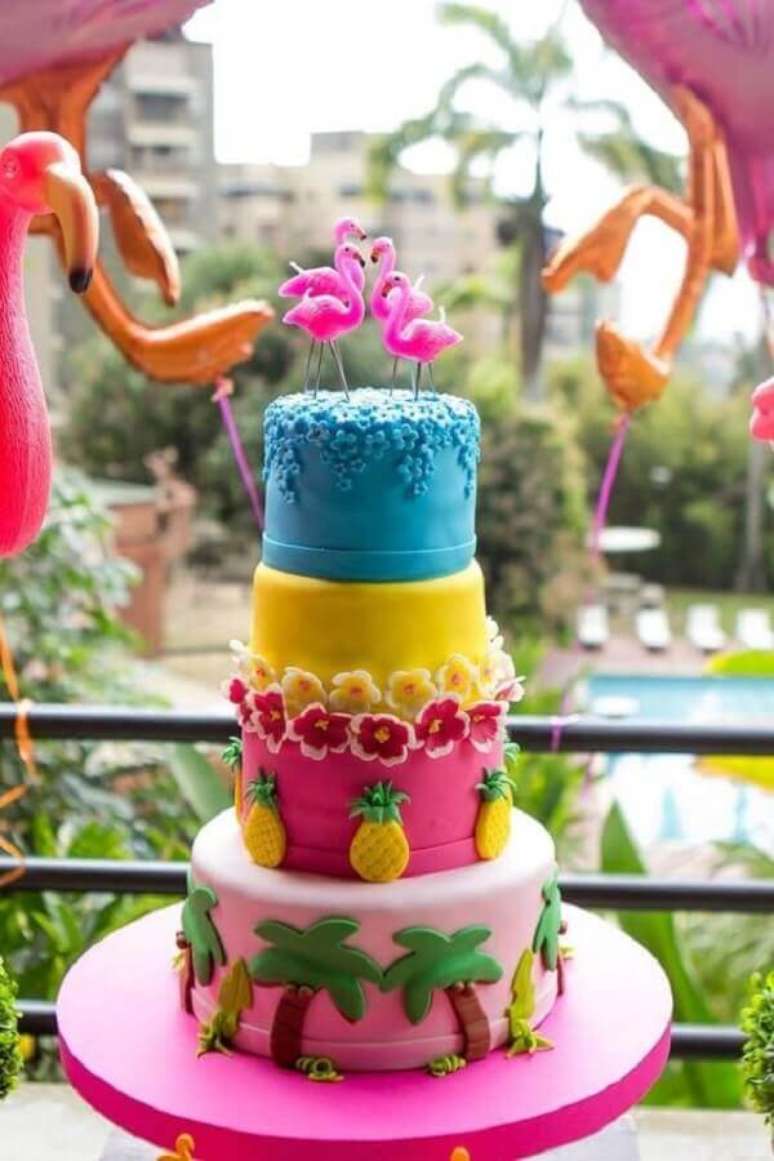 16. Lindo bolo de 4 andares com decoração super colorida para festa flamingo e abacaxi tropical – Foto: Mamãe Plugada