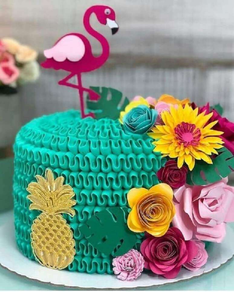 17. Delicado bolo com decoração super colorida para festa flamingo tropical – Foto: Mil Dicas