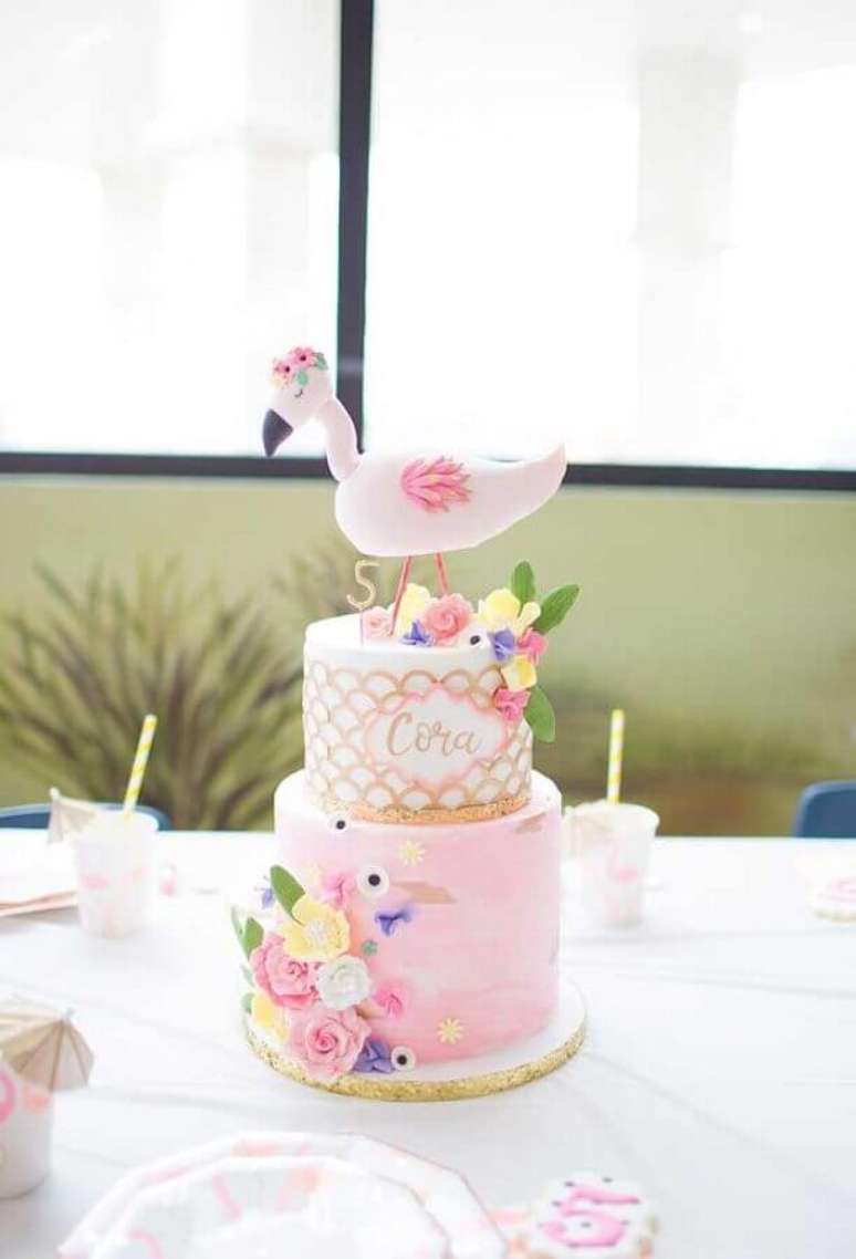18. Delicado bolo decorado com flores e flamingo no topo para decoração de festa flamingo infantil – Foto: Ideas Decor