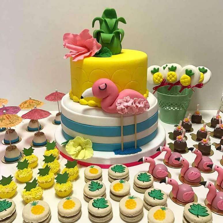 19. Bolo e does personalizados para festa flamingo infantil com decoração colorida – Foto: Bruna Marinoni