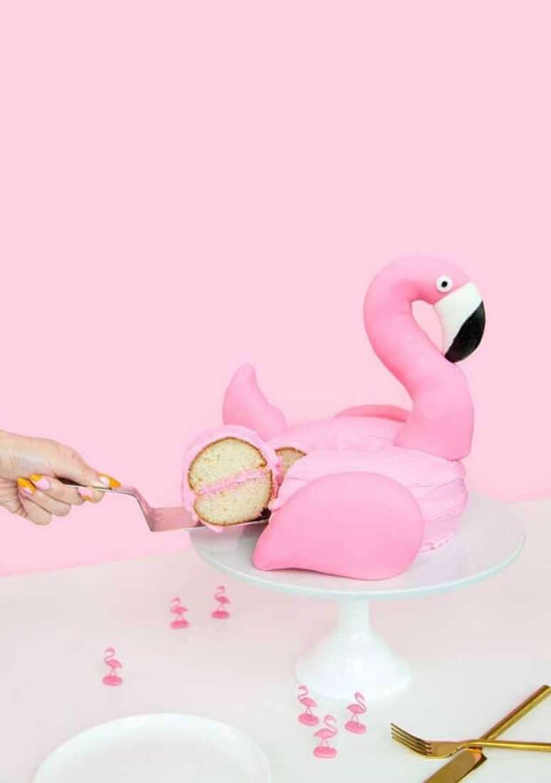 20. Linda inspiração de bolo para festa do flamingo – Foto: We Heart It