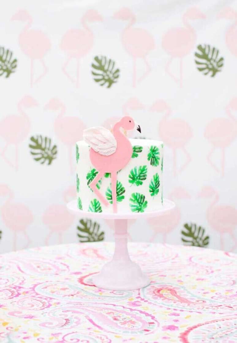 21. Bolo para festa flamingo tropical decorado com folhagens – Foto: Pinterest