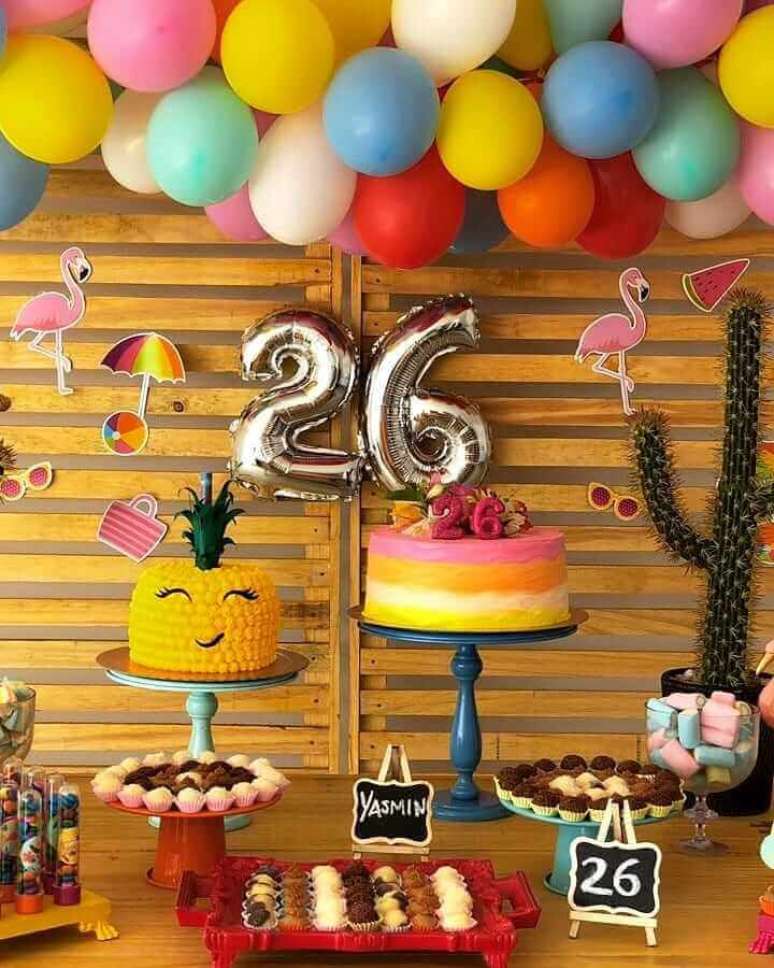 22. Decoração rústica com arranjo de balões colorido para festa flamingos simples – Foto: Suhreal Doces