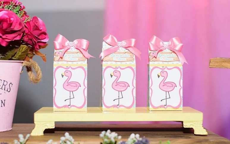 7. Ideia de caixinha para lembrancinhas de festa tema flamingo – Foto: Artes Festas