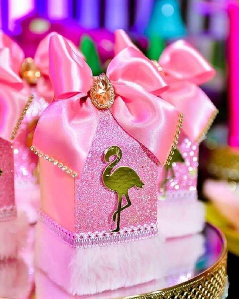 24. Caixinhas personalizadas para festa de aniversário de flamingo – Foto: Natan Alves