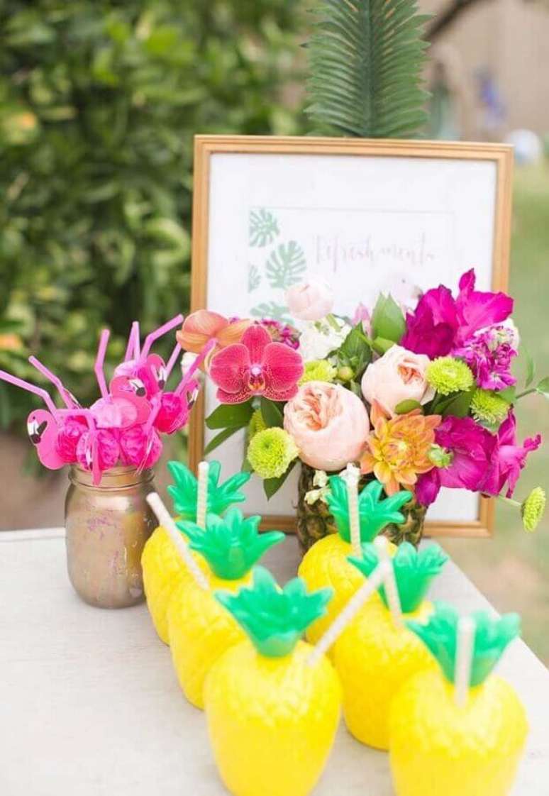 25. Copos em formatos de abacaxi para decoração de festa flamingo e abacaxi tropical – Foto: Pinterest