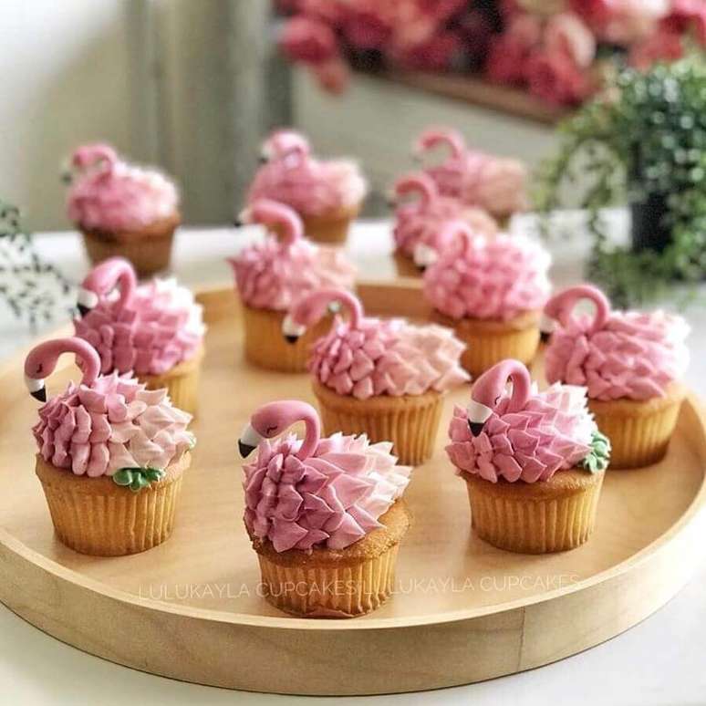 27. Lindos cupcakes decorados para festa tema flamingo – Foto: Lulukayla Cupcake