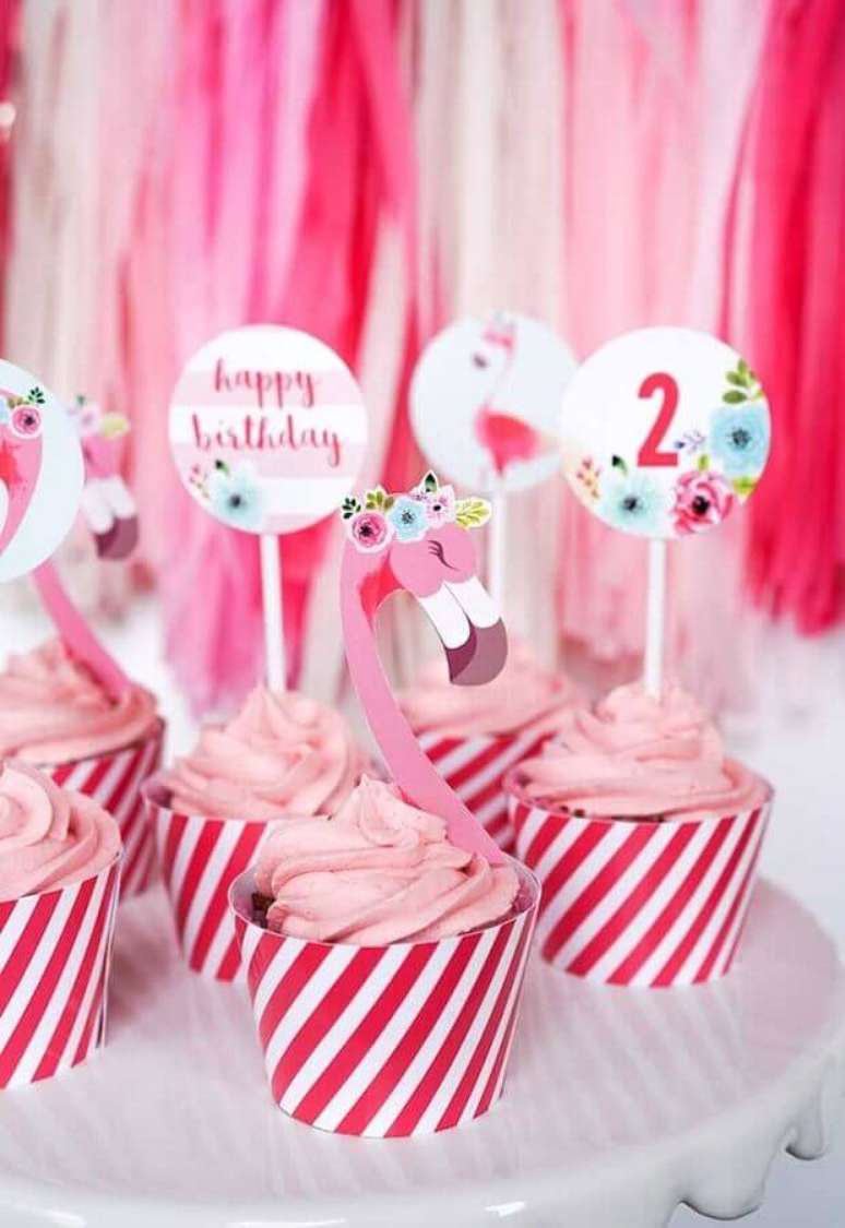 28. Invista em decorações personalizadas os doces da festa de aniversário de flamingo – Foto: Pinterest