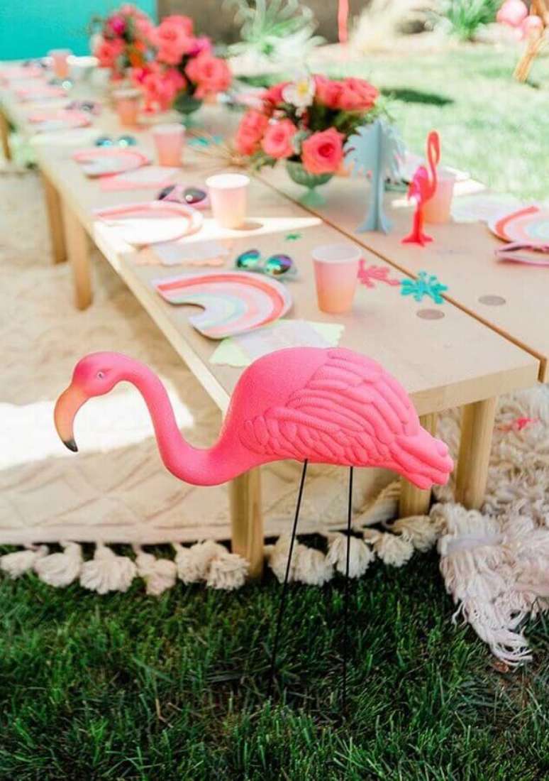 31. Decoração rústica para festa flamingo simples ao ar livre – Foto: PartyBox